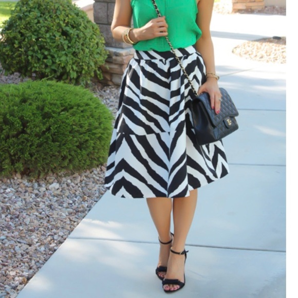 EXPRESS Zebra Print Midi Skirt with pockets - Picture 3 of 8